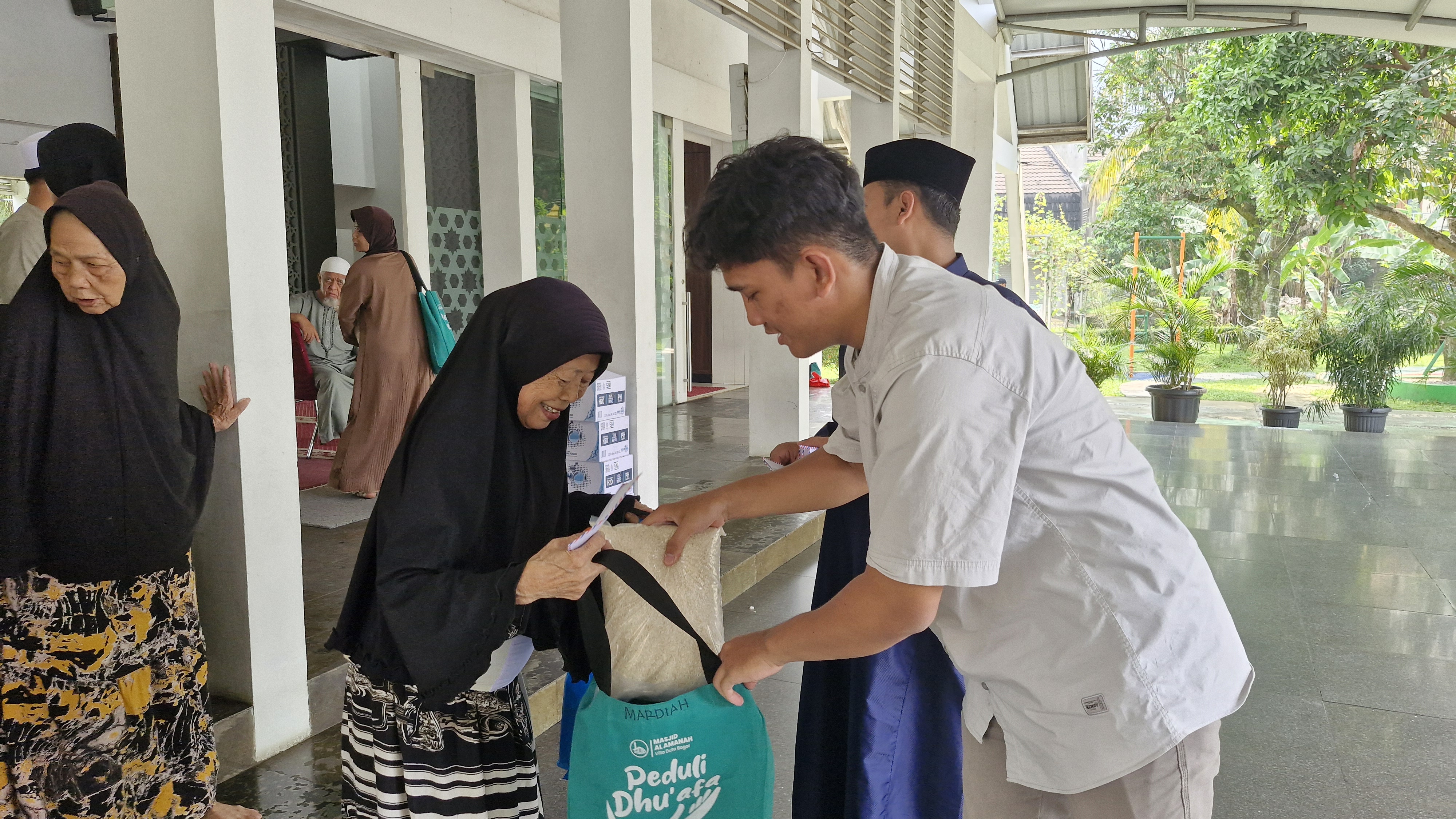 Pembinaan dan Santunan Dhuafa Masjid Al-Amanah